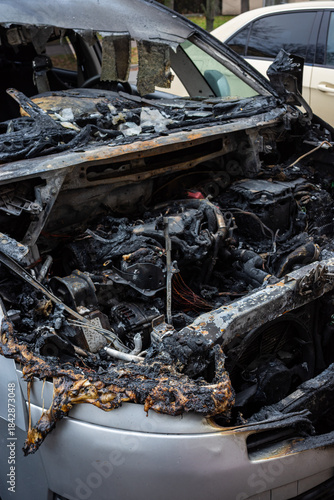 Tableau sur toile Burnt motor compartment of passenger car standing on the city street