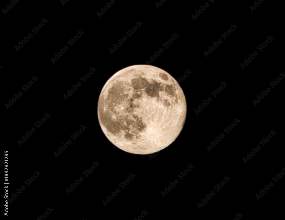 Obraz premium A large, full moon is in the sky