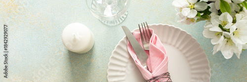 Fotografía A beautiful spring table setting showcases soft pastel napkins neatly arranged o
