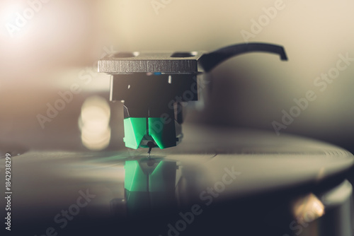 Schilderij op canvas Stylus needle playing vinyl record on turntable close up