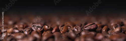 Cuadro en lienzo Roasted coffee beans macro with dark background
