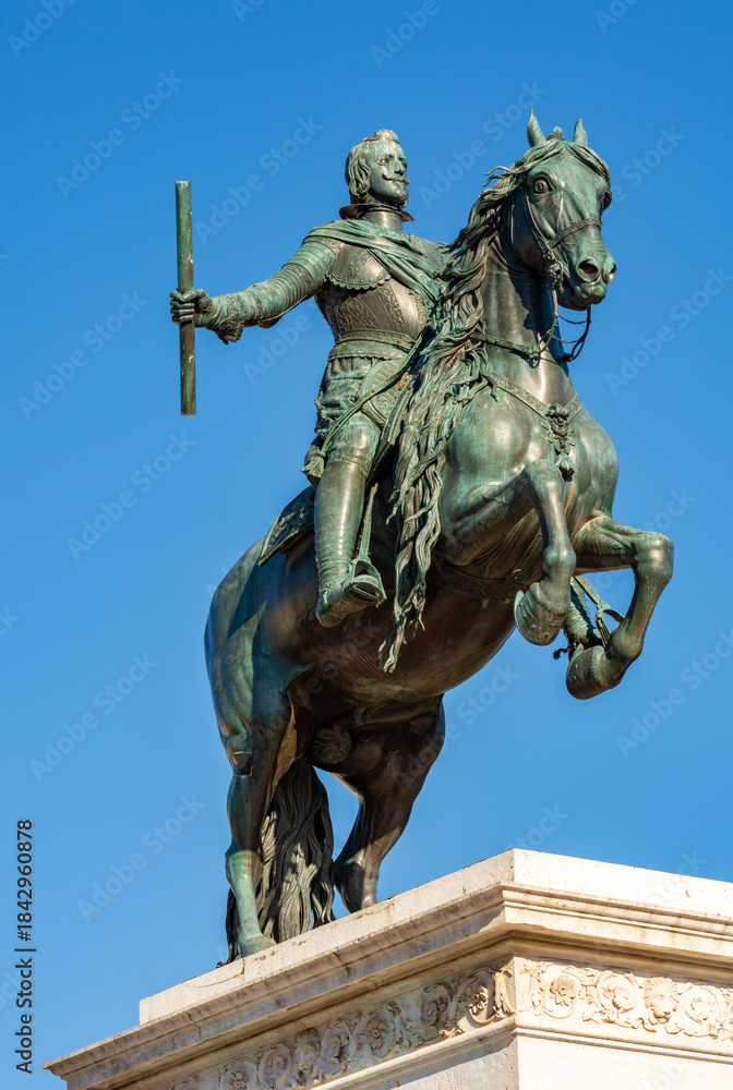 Fototapeta premium Monument to king Felipe IV on Eastern square (Plaza de Oriente), Madrid, Spain