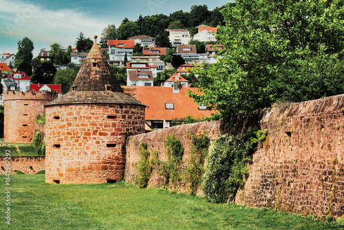 Büdingen im Wetteraukreis in Hessen mit Blick auf die historische Stadtmauer mit Türmen_01