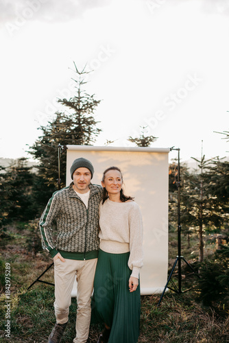 Paar vor einem beigen Studiohintergrund in freier Natur