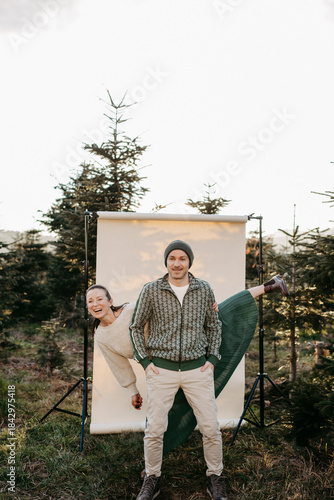 Paar vor einem beigen Studiohintergrund in freier Natur