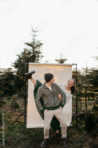 Paar vor einem beigen Studiohintergrund in freier Natur