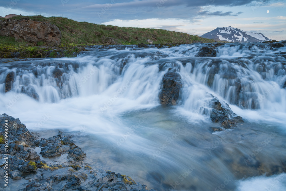 Fototapeta premium Waterfall in iceland in the evening