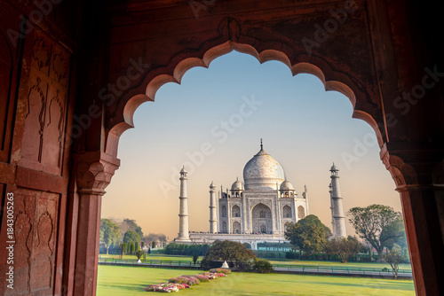 Quadro su tela Taj Mahal sunrise view, famous mausoleum in Agra, Uttar Pradesh, India