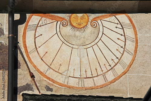 meridiana su una parete della chiesa di Santa Maddalena in Val di Funes; Alto Adige