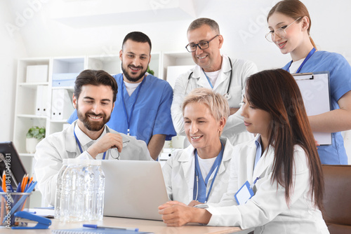 Team of doctors working wit...