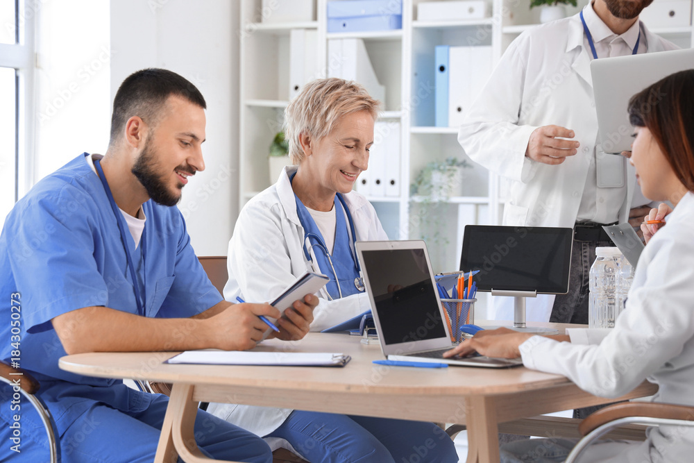 Obraz premium Team of doctors working at table in clinic