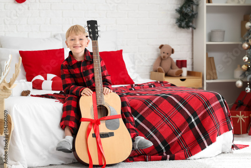 Cute little boy with gift g...