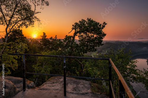 Sonnenaufgang auf einem Aussichtspunkt