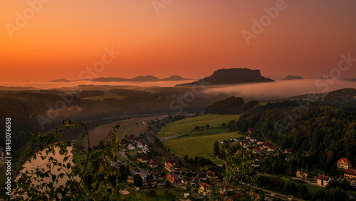 Die Elbe in der Sächsischen Schweiz bei Sonnenaufgang