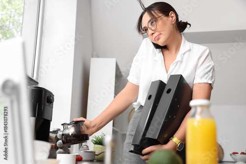 Busy young businesswoman po...