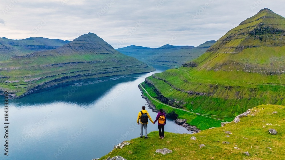 Obraz premium Gonguturur Hvithamar Trail, Faroe Islands, A couple of men and women hiking the Gonguturur Hvithamar Trail, Faroe Islands