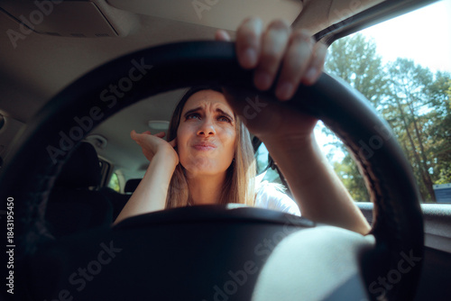 Foto Driver Upset Over Noise Pollution Covers Her Ears