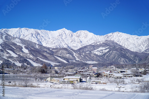 雪景色の白馬村と北アルプス
