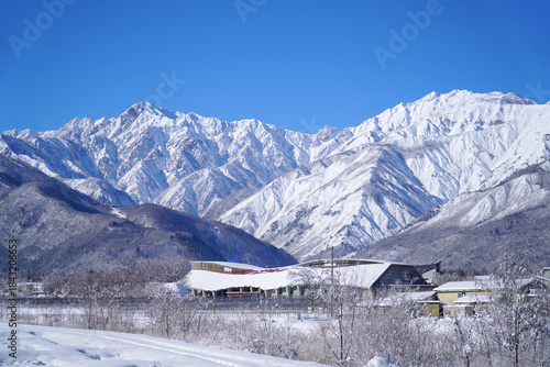 雪景色の白馬村と北アルプス