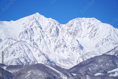 雪景色の白馬村と北アルプス