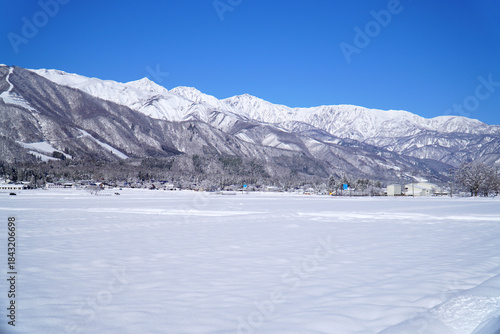 雪景色の白馬村と北アルプス