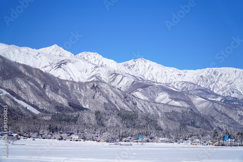 雪景色の白馬村と北アルプス