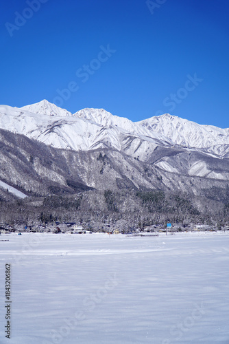雪景色の白馬村と北アルプス