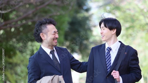 新緑屋外の外回り営業で新卒の新人を励ます上司	動画