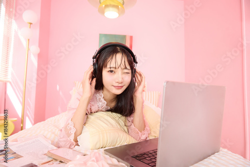 かわいい部屋でパジャマを着てリラックスする若いアジアの女性のポートレート