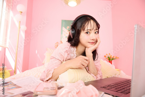 かわいい部屋でパジャマを着てリラックスする若いアジアの女性のポートレート