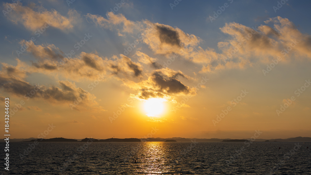 Obraz premium Sunset Sky and Layered Clouds Over the Sea