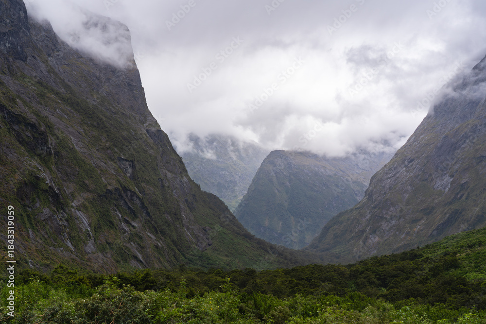 Obraz premium Dramatic U Shaped Valley Landscape Approaching Milford Sound New Zealand