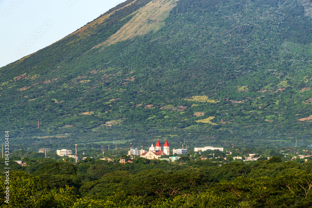 Fototapeta premium Beautiful Daytime Landscape View of San Miguel city and Chaparrastique Volcano in El Salvador