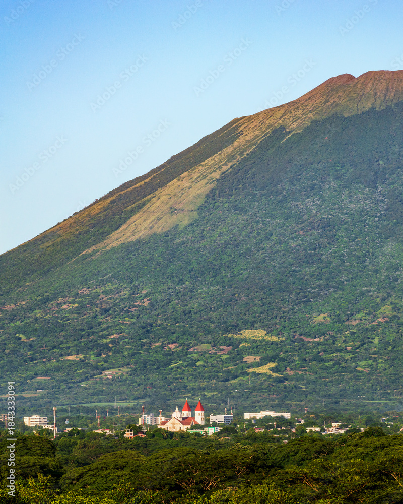 Naklejka premium Beautiful Daytime Landscape View of San Miguel city and Chaparrastique Volcano in El Salvador
