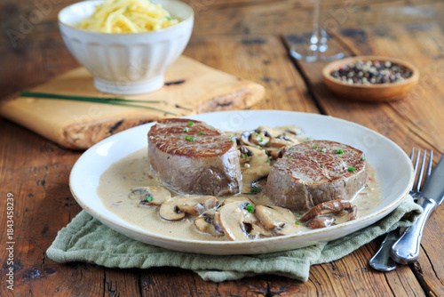 Rindersteaks mit Champignonrahm und Spätzle