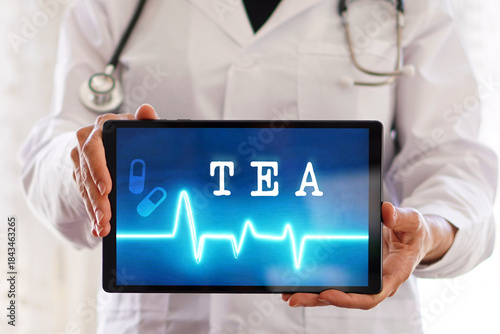 TEA. trastorno del espectro autista. conceptos medicos y de salud mental. mujer doctor con el diagnostico escrito en su tablet digital
