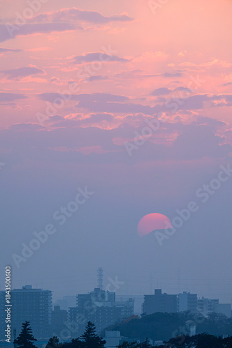 冬空の霞に沈む夕陽