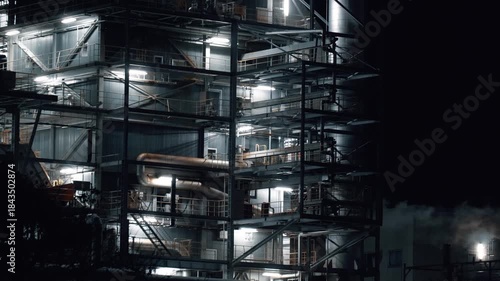 蒸気と煙が描く工場の夜景
