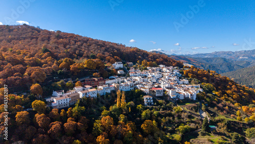 vista del municipio de Pujerra en la estación del otoño en el valle del Genal, Andalucía	