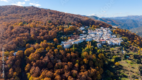 vista del municipio de Pujerra en la estación del otoño en el valle del Genal, Andalucía	