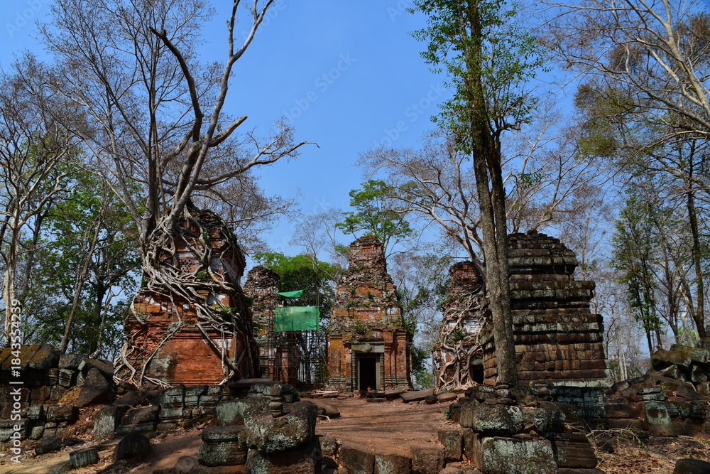 Naklejka premium カンボジア シェムリアップ遺跡群 コー・ケー