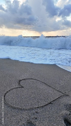砂浜に書かれたハートマーク