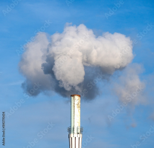 Weißer Rauch steigt aus einem Industrieschornstein