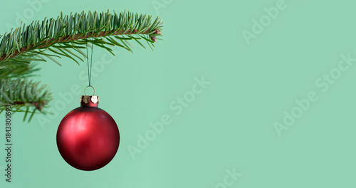 Rote Weihnachtskugel an einem Tannenzweig