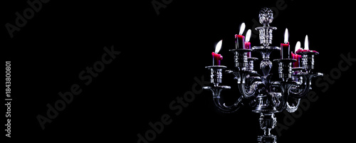 Antiker Kandelaber mit brennenden Kerzen