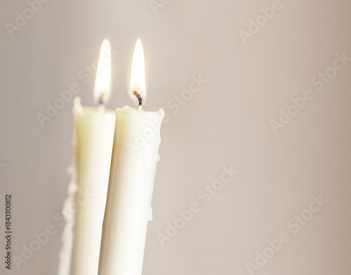 Brennende weisse Kerzen mit leuchtender Flamme