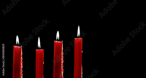 Brennende Weihanchtskerzen mit leuchtender Flamme