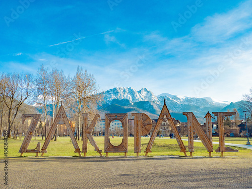 Fototapeta Naklejka Na Ścianę i Meble -  2025-04-07; winter view of the town square, Zakopane. Poland.