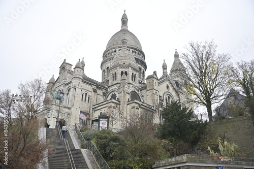 Photos Le Sacré-Cœur en haut des marches avec des arbres.