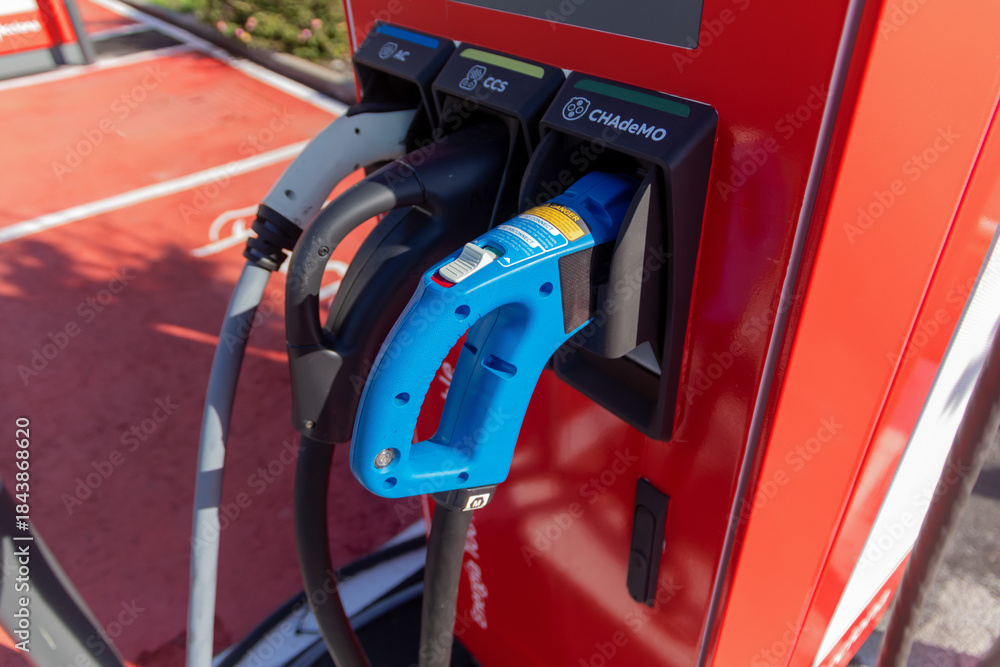 Φωτογραφία Modern electric vehicle charging station in an urban parking area, highlighting clean energy, sustainable transport, green technology, and eco friendly mobility